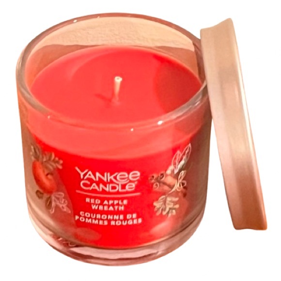 NWT- Yankee Candle Red Apple Wreath Small Tumbler Scented Candle - Picture 2 of 5
